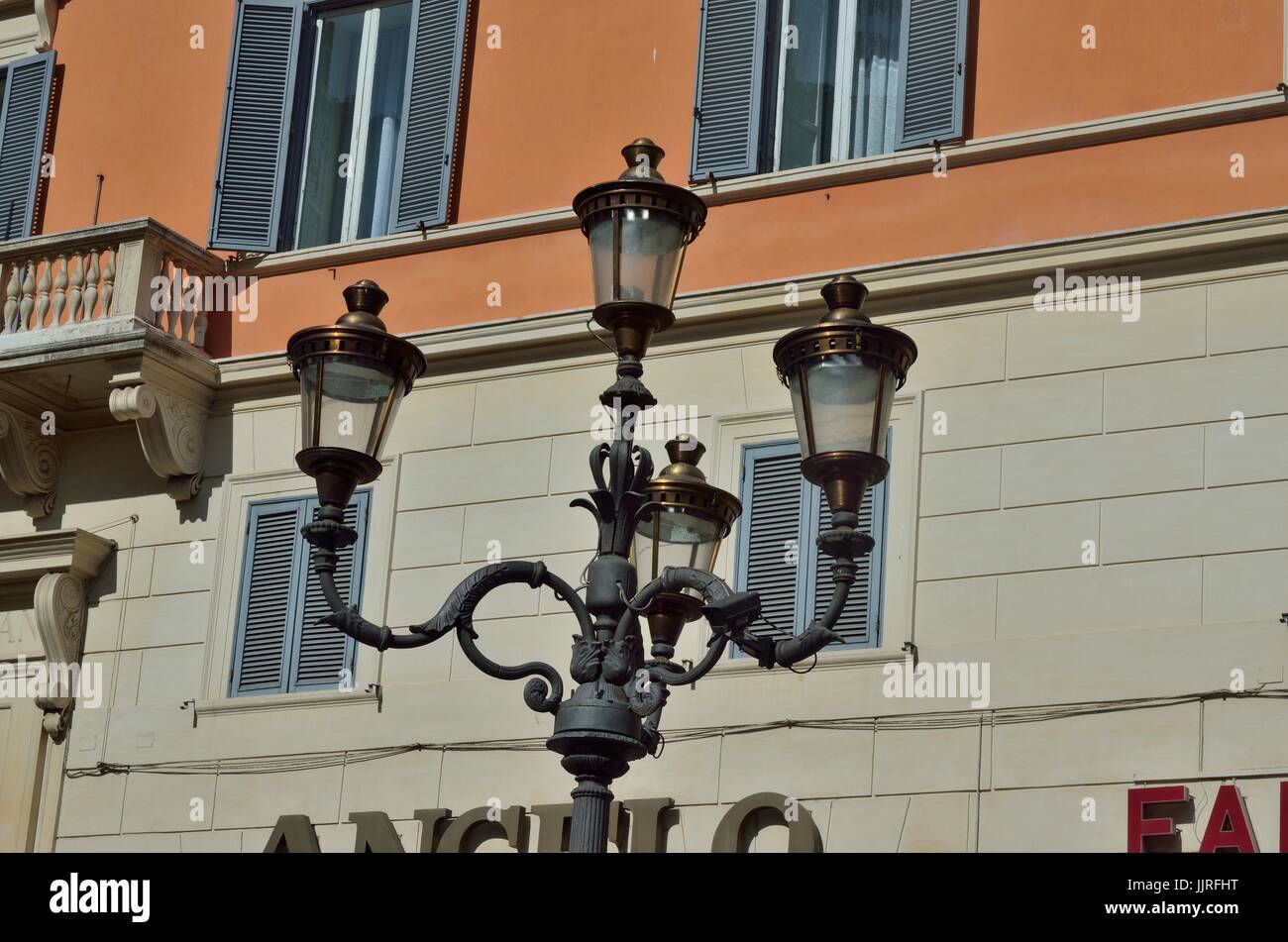 Une belle lampe poster ayant 4 lampes contre la toile de fond d'un immeuble, Rome, Italie, Europe Banque D'Images