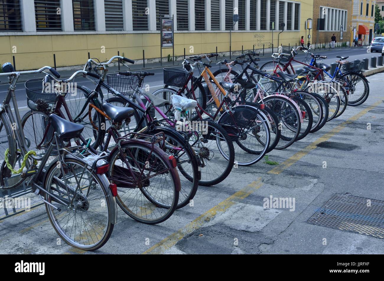 Diverses bicyclettes garée près de la Tour Penchée de Pise, Italie, Europe Banque D'Images