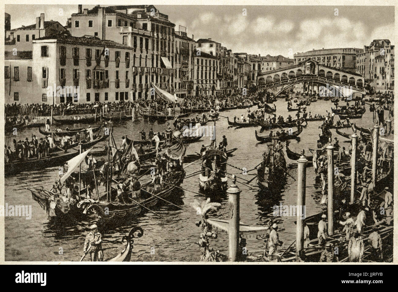 Vintage des années 1900, B&W image de Regata Storica un main event dans le rapport annuel "Voga alla Veneta" calendrier d'aviron. Ce sport a été pratiqué dans la lagune de Venise pour des milliers d'années. Une spectaculaire reconstitution historique historique de l'eau précède la course. En général, des dizaines de bateaux de style 16ème siècle avec des gondoliers en costume d'effectuer le Doge, le Doge et la femme de tous les fonctionnaires de rang le plus élevé de la Venise Grand Canal dans un défilé historique. Pont Rialto Venise Banque D'Images