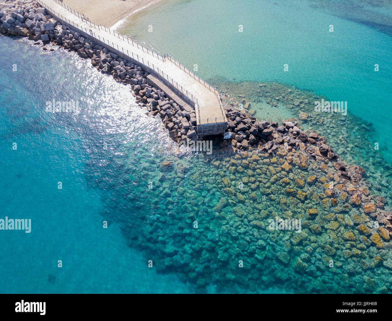 Vue aérienne de Pizzo Calabro, Pier, Calabre, Italie tourisme. Vue panoramique sur la petite ville de Pizzo Calabro par la mer. Maisons sur la roche. Banque D'Images
