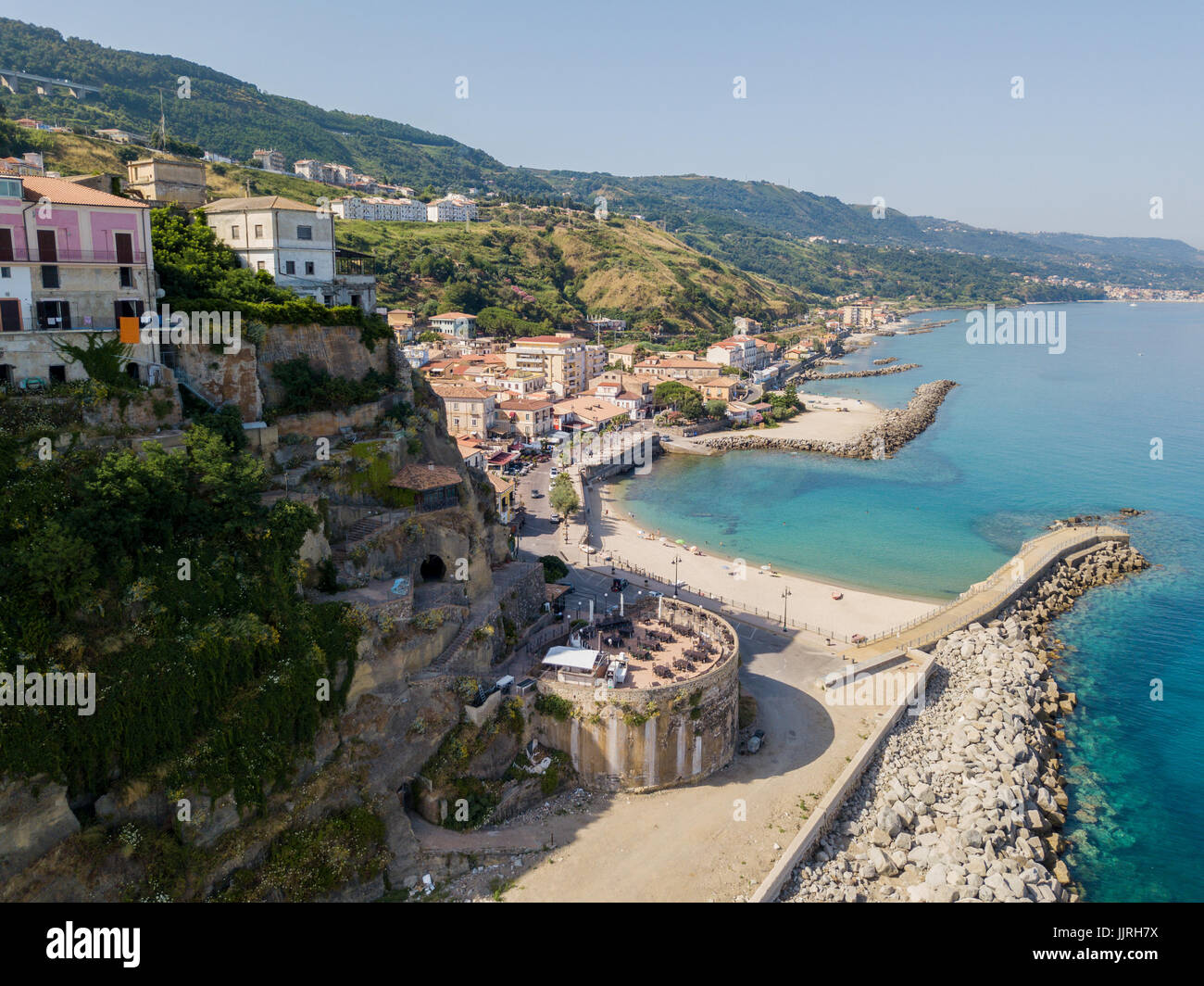 Vue aérienne de Pizzo Calabro, Pier, Calabre, Italie tourisme. Vue panoramique sur la petite ville de Pizzo Calabro par la mer. Maisons sur la roche. Banque D'Images