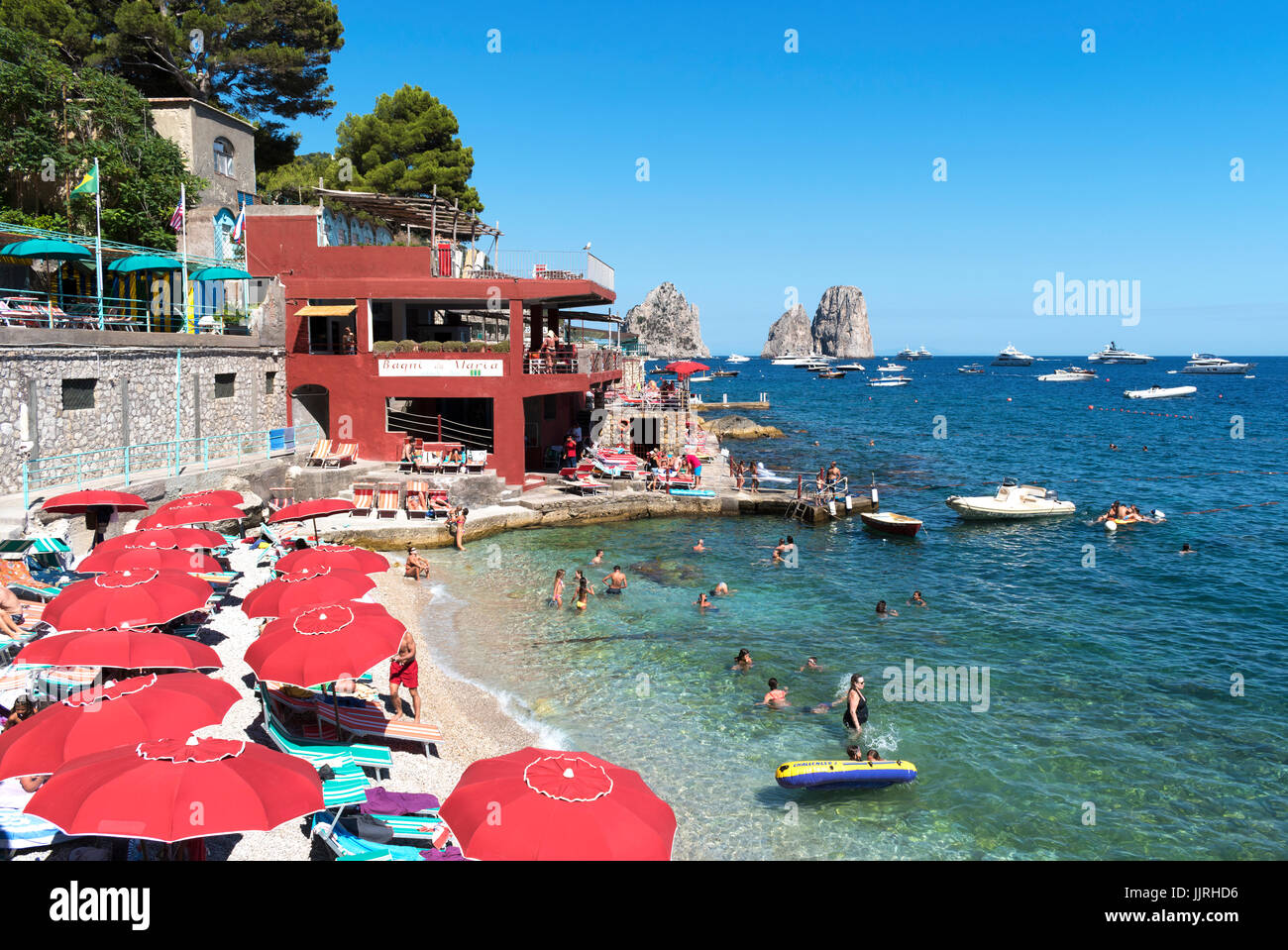 Les gens sur la plage et dans la mer à Marina Piccola, sur l'île de Capri, italie Banque D'Images