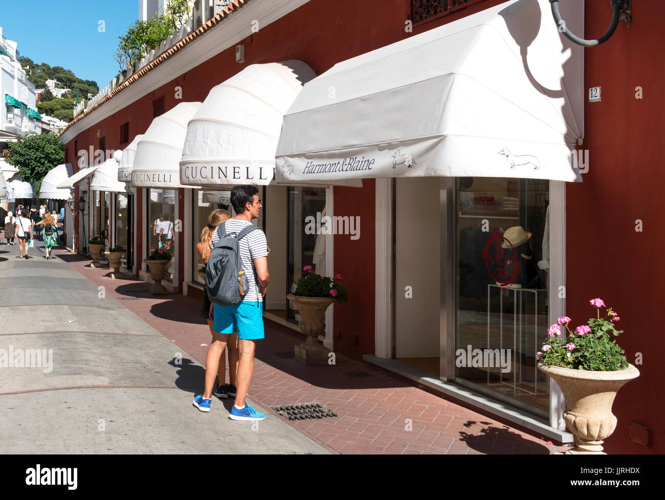 Les visiteurs de Capri à la recherche dans les boutiques de créateurs. Banque D'Images