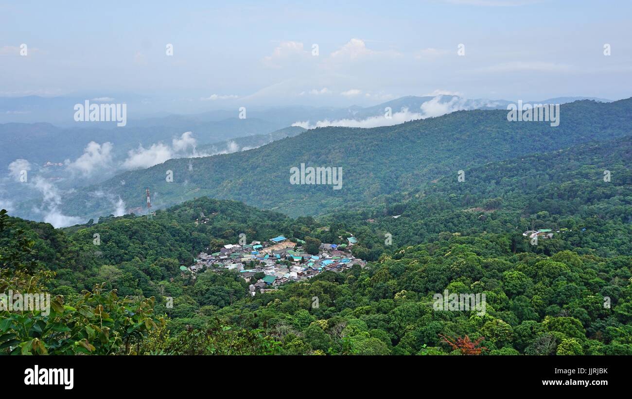 Vue aérienne du village Hmong de Doi Pui et le parc national de Doi Suthep, Chiang Mai, Thaïlande. Banque D'Images