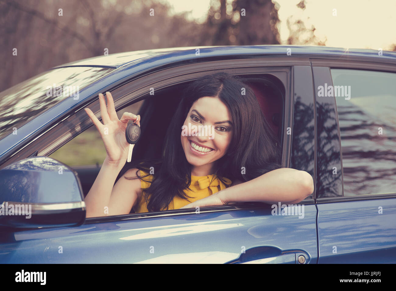 Affaires auto, vente, le consumérisme concept. Happy woman showing car key Banque D'Images