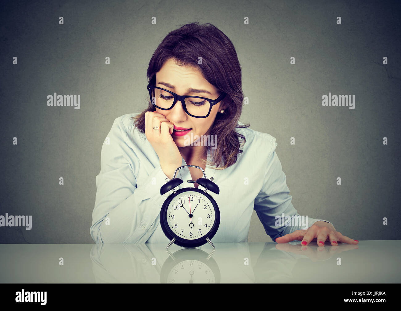 Anxieux business woman à nerveusement à réveil Photo Stock - Alamy