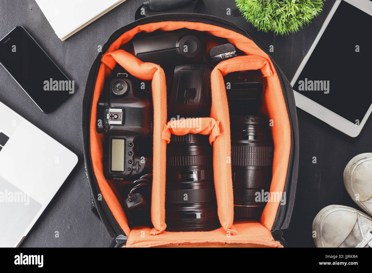 Pignon de l'appareil photo dans le sac sur le dessus voir prêt à aller travel concept Banque D'Images