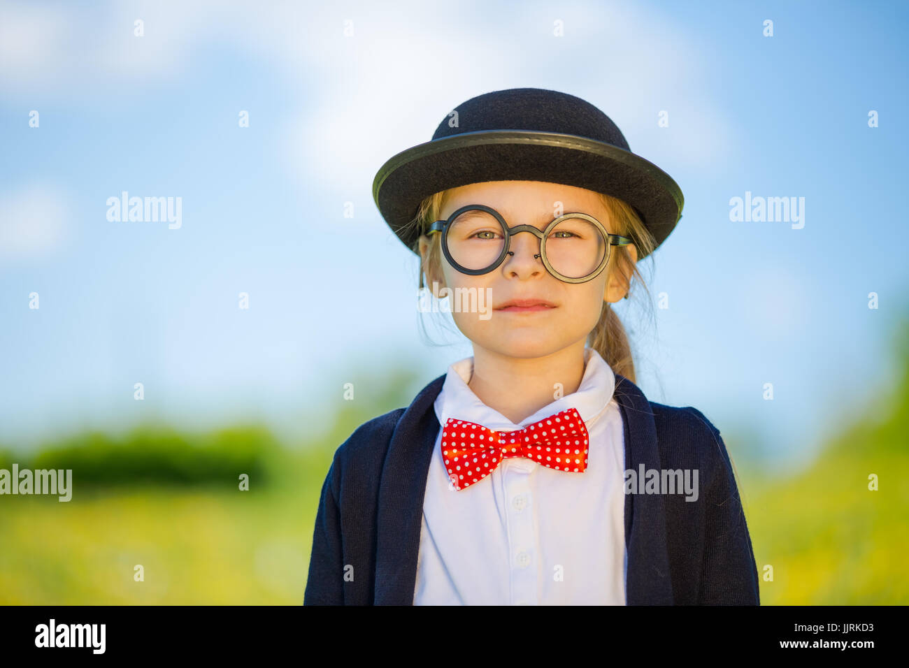 Funny little girl à noeud papillon et chapeau melon Photo Stock - Alamy