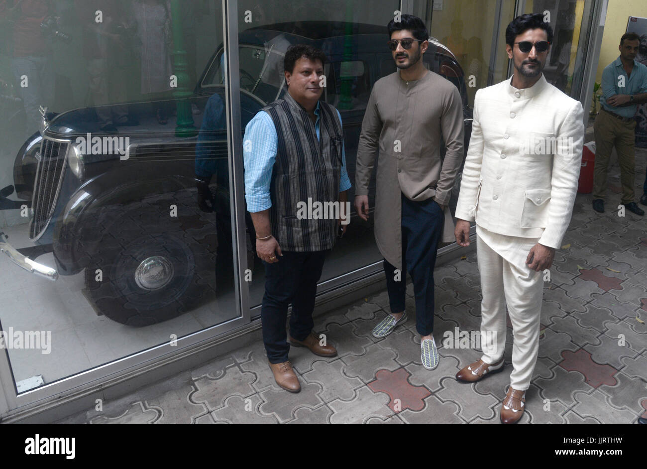 Kolkata, Inde. 20 juillet, 2017. Timangshu cinéaste Kunal Kapoor Dhulia, acteurs et Mohit Marwah(de gauche à droite) en face de Subhas Chandra Bose (Netajis à voiture à Kolkata Netaji Bhawan. Timangshu cinéaste Kunal Kapoor Dhulia, acteurs et Mohit Marwah promouvoir leur film à venir Raag Netaji à Desh Bhawan, le 20 juillet 2017 à Kolkata.Raag Desh est basé sur l'Armée nationale indienne (INA) pistes, la cour martiale mixte d'officiers de l'Armée nationale indienne Le Colonel Prem Singh, Gurbaksh Singh et le général Shah Nawaz Khan. Credit : Saikat Paul/Pacific Press/Alamy Live News Banque D'Images