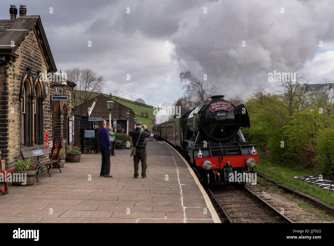 Les gens sur la plate-forme de la gare locomotive à vapeur emblématique montre Flying Scotsman, 60103 moteur soufflant la fumée - Keighley & Worth Valley Railway, FR, UK. Banque D'Images
