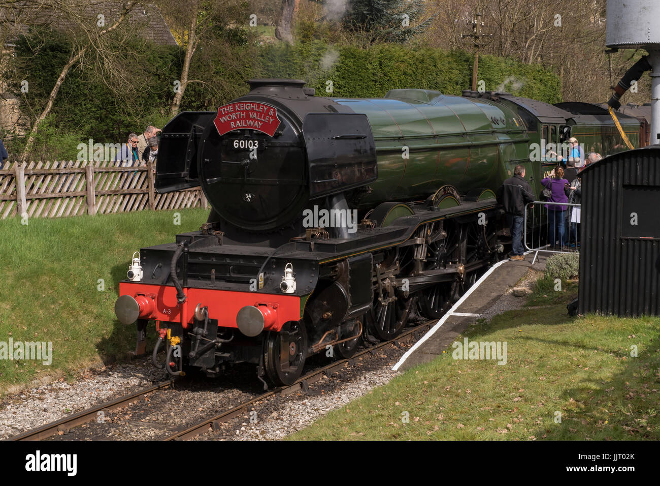 Personnes voir célèbre locomotive à vapeur, Classe A3 60103 LNER Flying Scotsman, sur les voies ferroviaires - Keighley Worth Valley et gare, England, UK. Banque D'Images