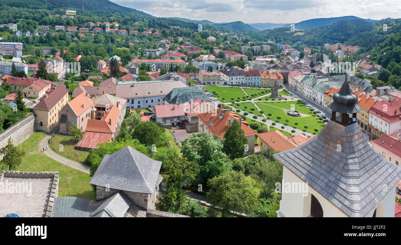 Kremnica - Les perspectives de la tour de l'église Sainte Catherine à la ville et la place Safarikovo. Banque D'Images