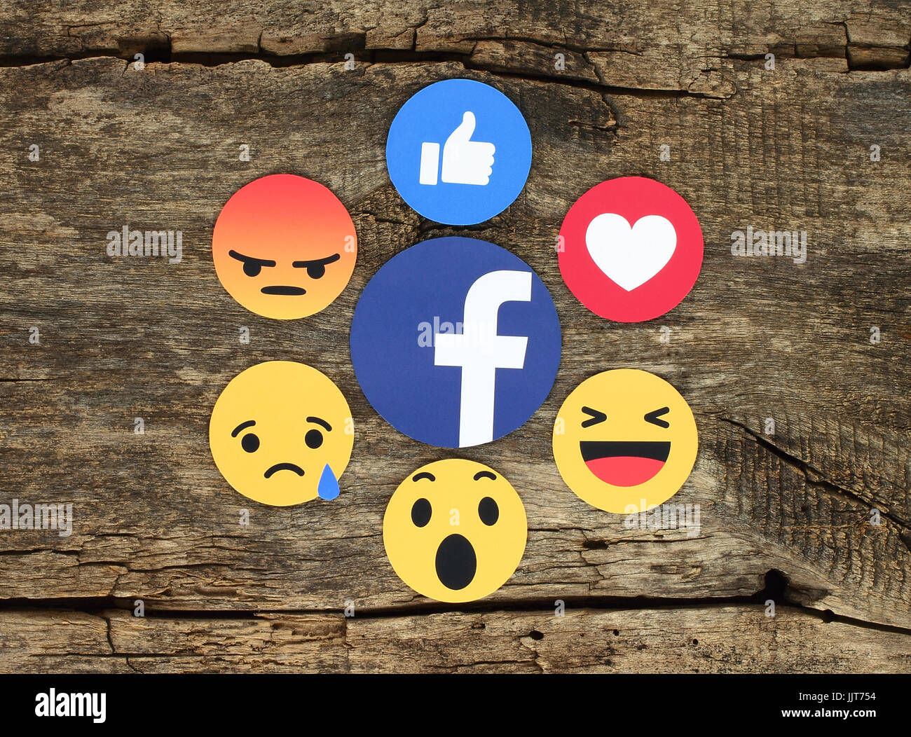 Kiev, Ukraine - 07 Février 2017 : Facebook like button 6 Réactions Emoji empathique imprimée sur du papier et placés sur fond de bois. Facebook est un w Banque D'Images