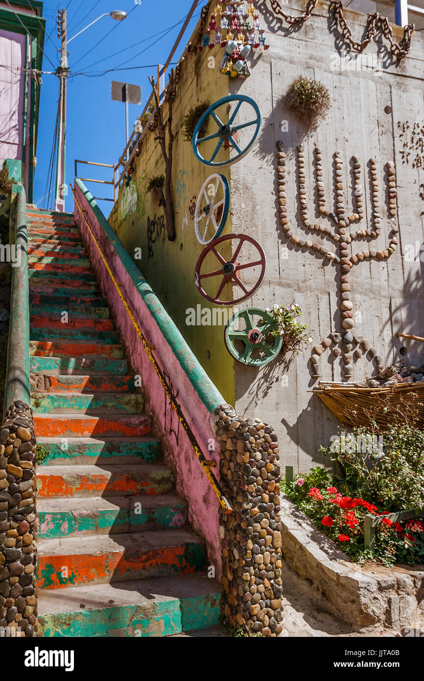 Escalier décoré de l'église de la Santa Cruz, Cerro Conception, Valparaiso, Chili. Banque D'Images