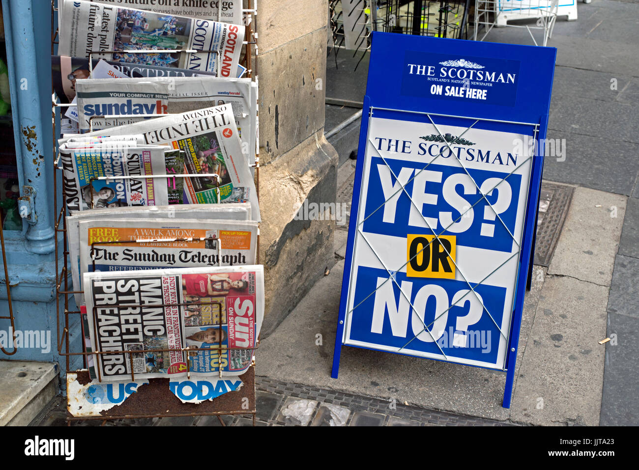 Journal The Scotsman a-board à l'approche du vote sur l'indépendance écossaise avec les mots 'Oui ? Ou pas ?' et porte-journaux. Banque D'Images