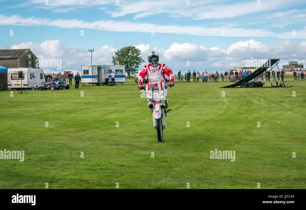 Close up of Jason Smyth stuntman performing stunt moto à roues et ailes événement familial 2016, East Fortune, East Lothian, Scotland, UK Banque D'Images