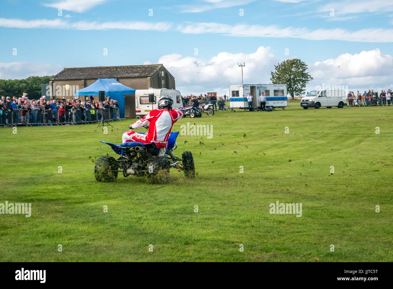 Jason Smyth stuntman performing stunt quad à roues et ailes événement familial 2016, East Fortune, East Lothian, Scotland, UK Banque D'Images Jason Smyth stuntman performing stunt quad à roues et ailes événement familial 2016, East Fortune, East Lothian, Scotland, UK Banque D'Images