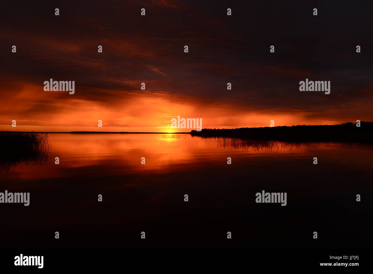 Fiery ligne d'horizon au coucher du soleil sur le lac Banque D'Images