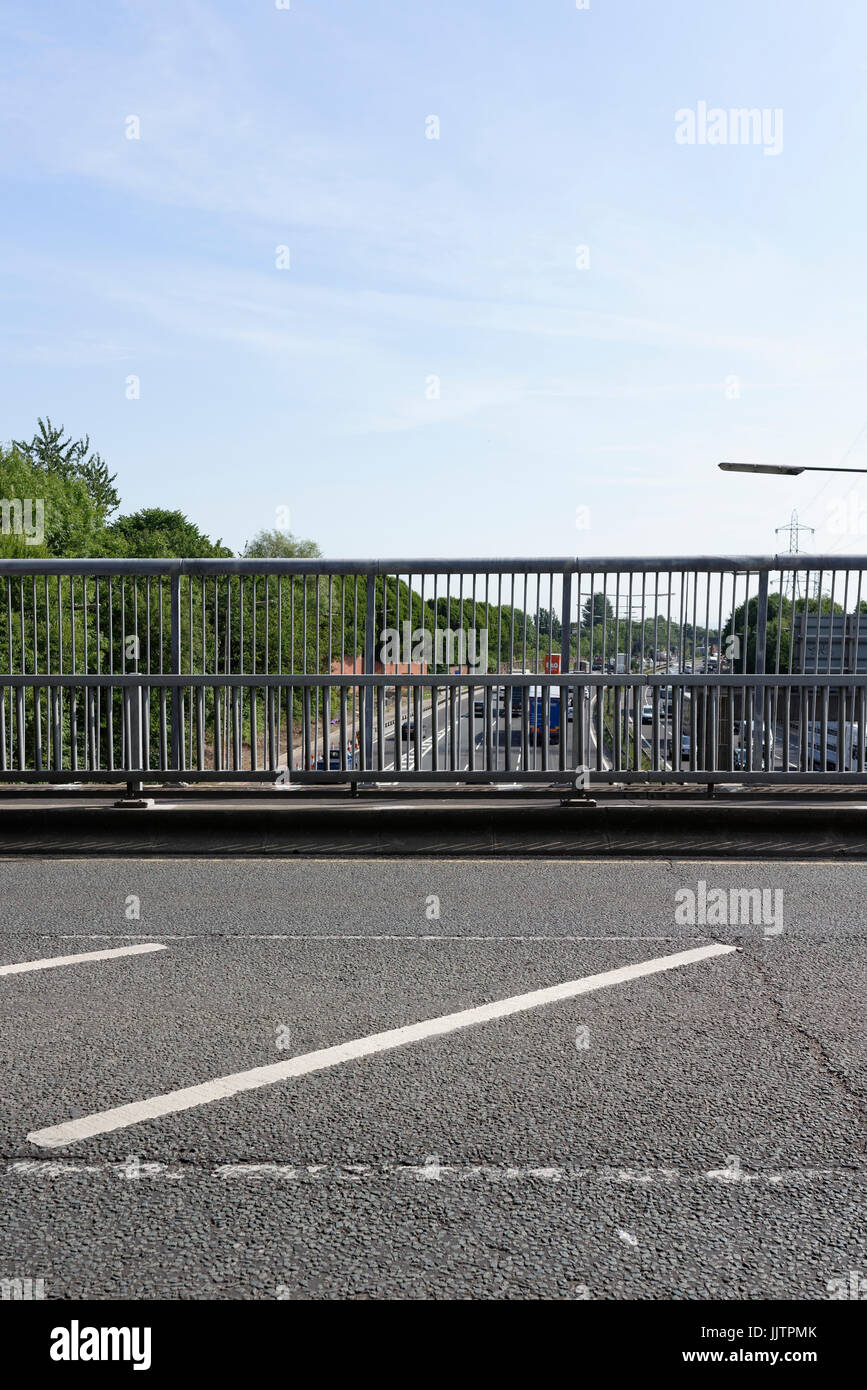 Deux barrières de sécurité pour piétons, garde-corps en bordure du pont autoroutier sur la route M56 au-dessus de la M60 à la jonction 17 à whitefield Greater manchester uk Banque D'Images