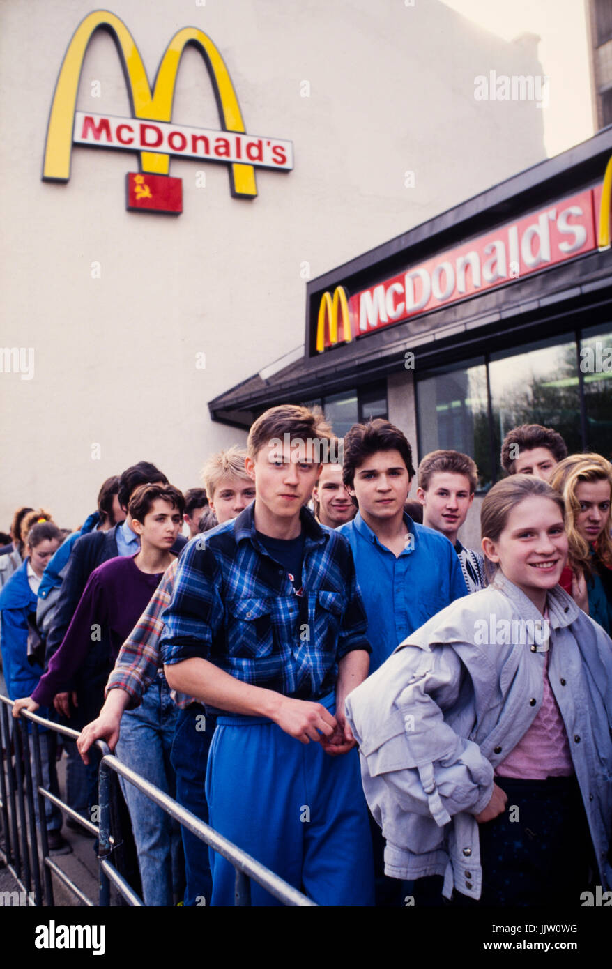 Les foules que jusqu'à l'inauguration de la première fédération d'un restaurant MCDONALD'S - la place Pouchkine à Moscou, Russie Banque D'Images