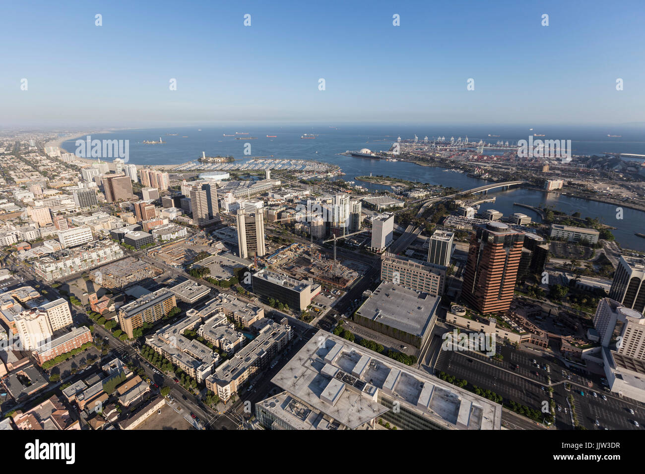Vue aérienne de rues, bâtiments et le littoral de Long Beach, en Californie. Banque D'Images