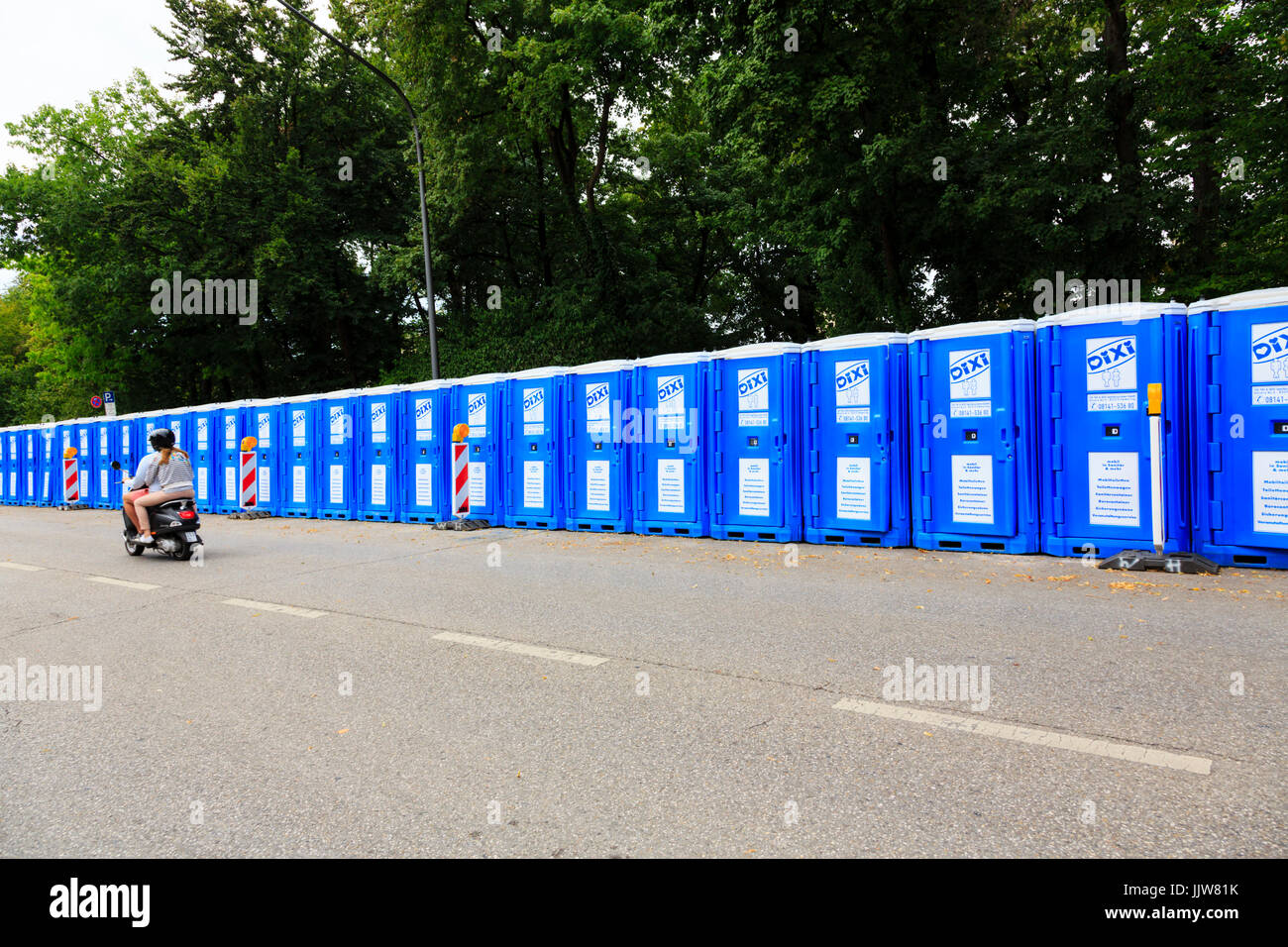 Des toilettes portables de longue ligne sont utilisées pour un concert dans le quartier des musées, Arcisstrasse, Munich, Bavière, Allemagne Banque D'Images