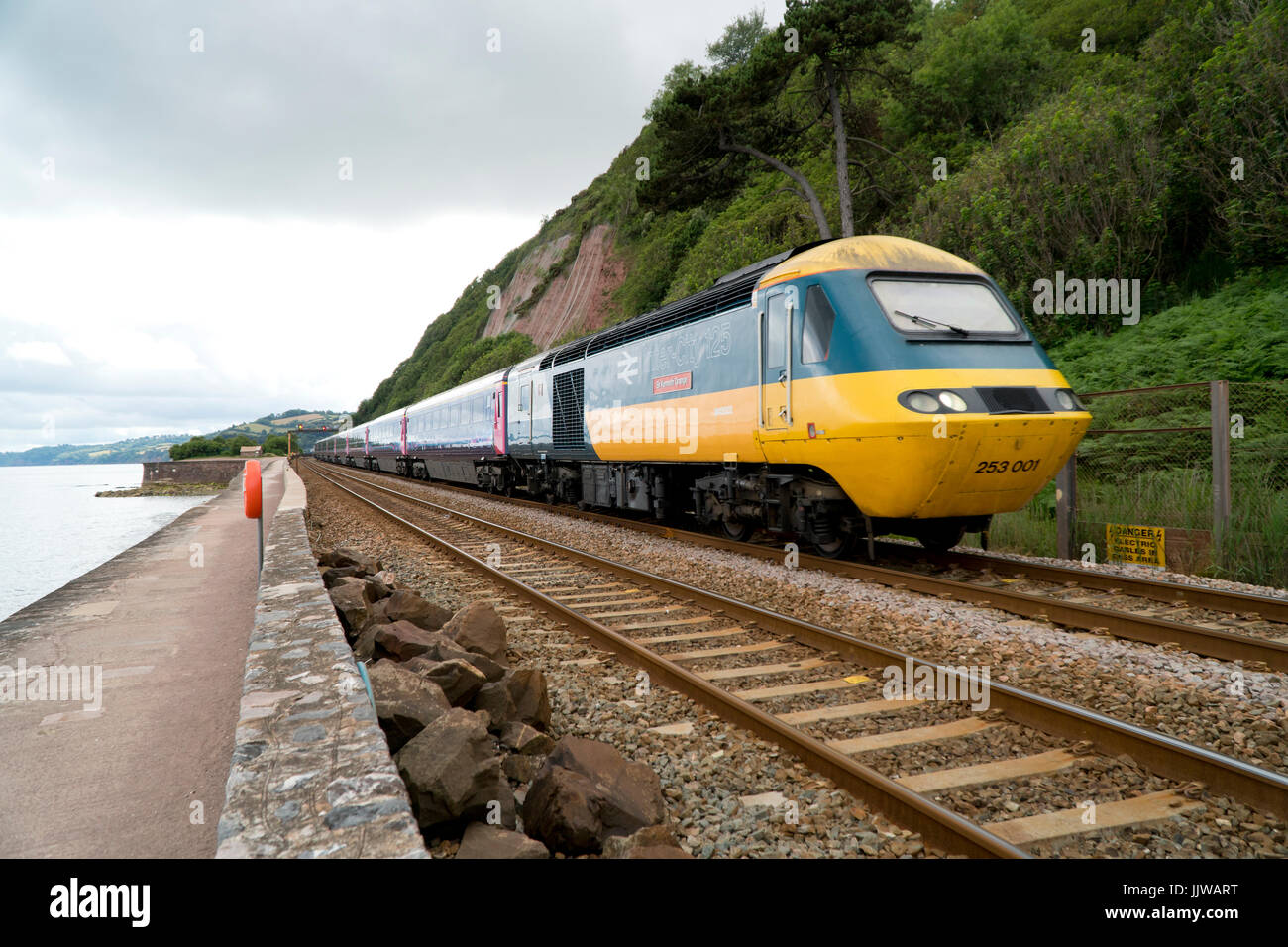 Train roulant sur la ligne côtière Riviera South Devon Railway à Exmouth Banque D'Images