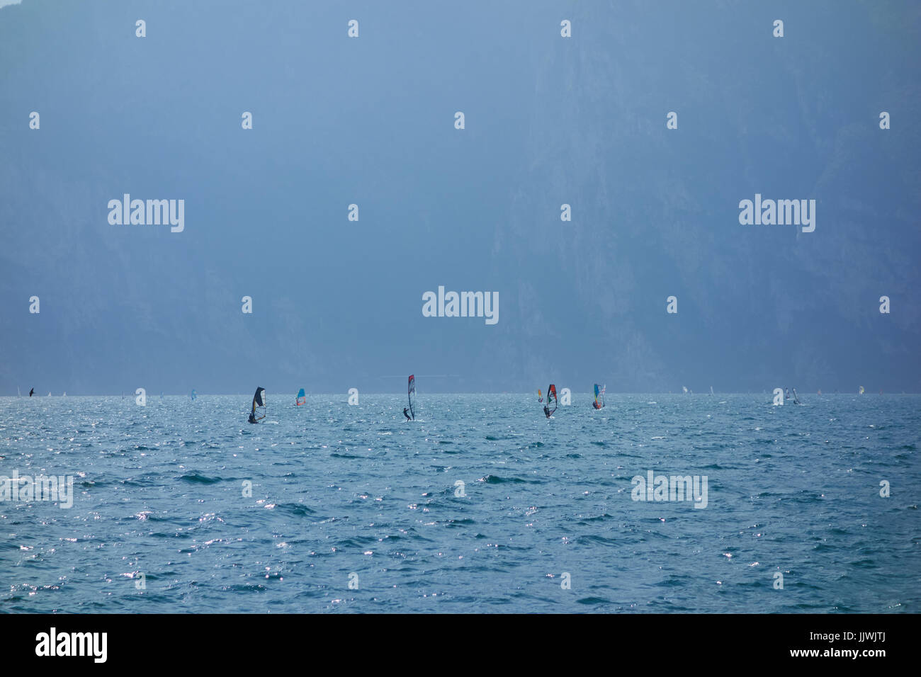 Les véliplanchistes sur le lac de Garde. Italie Banque D'Images