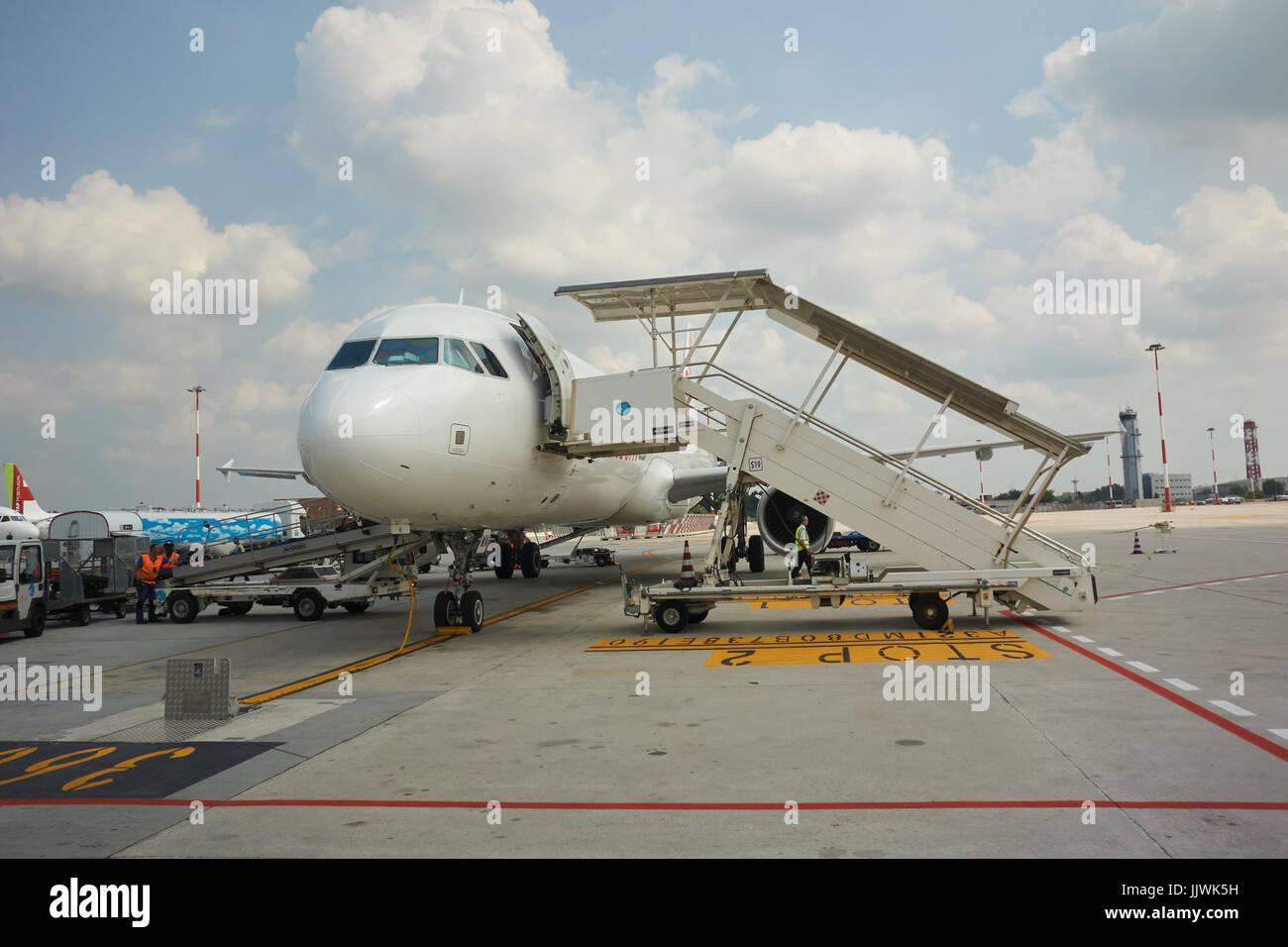 Avion de ligne sur le tarmac de l'aéroport de Venise Banque D'Images