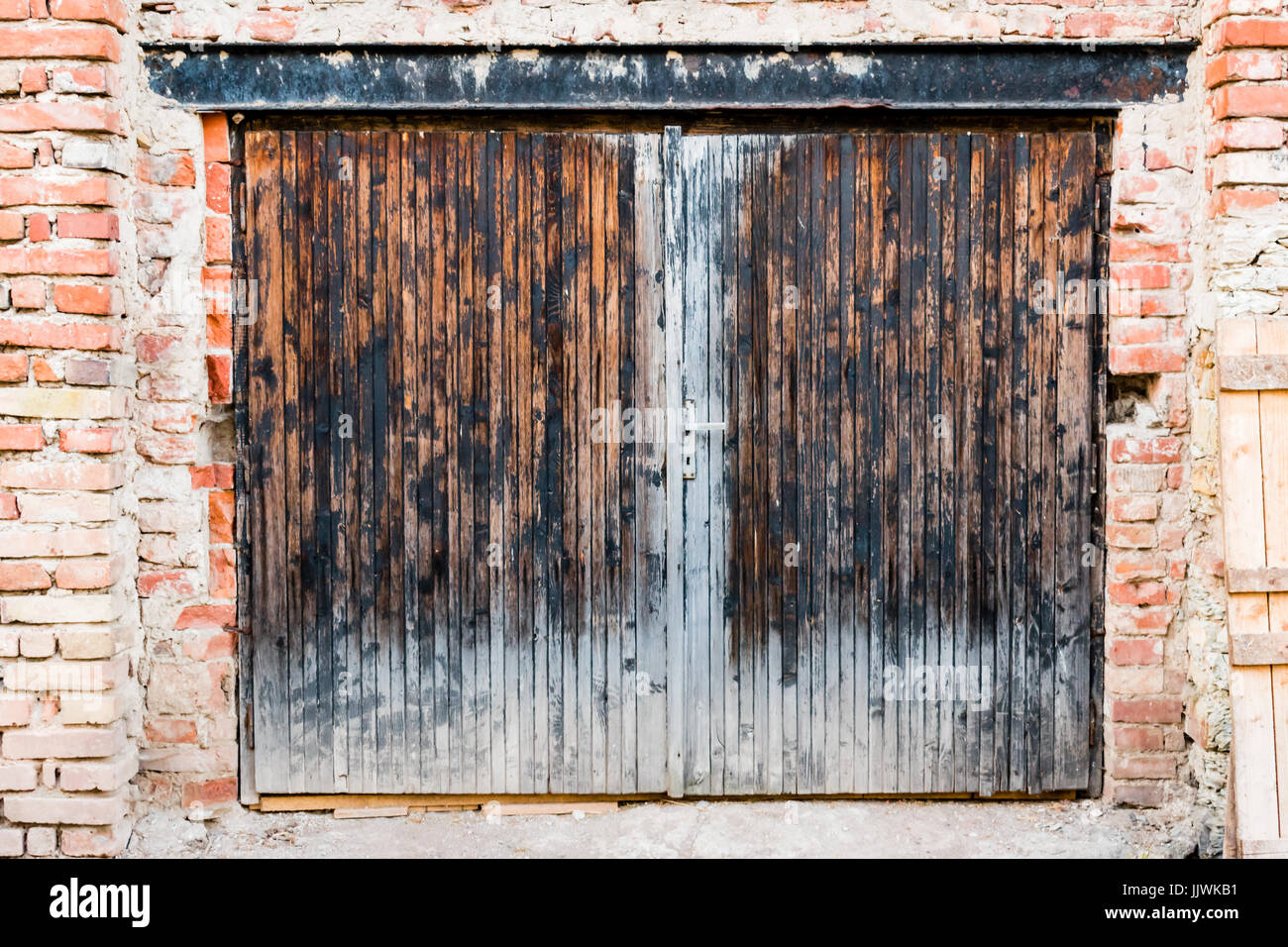L'ancienne porte de garage à sale, zéro mur de briques. Banque D'Images