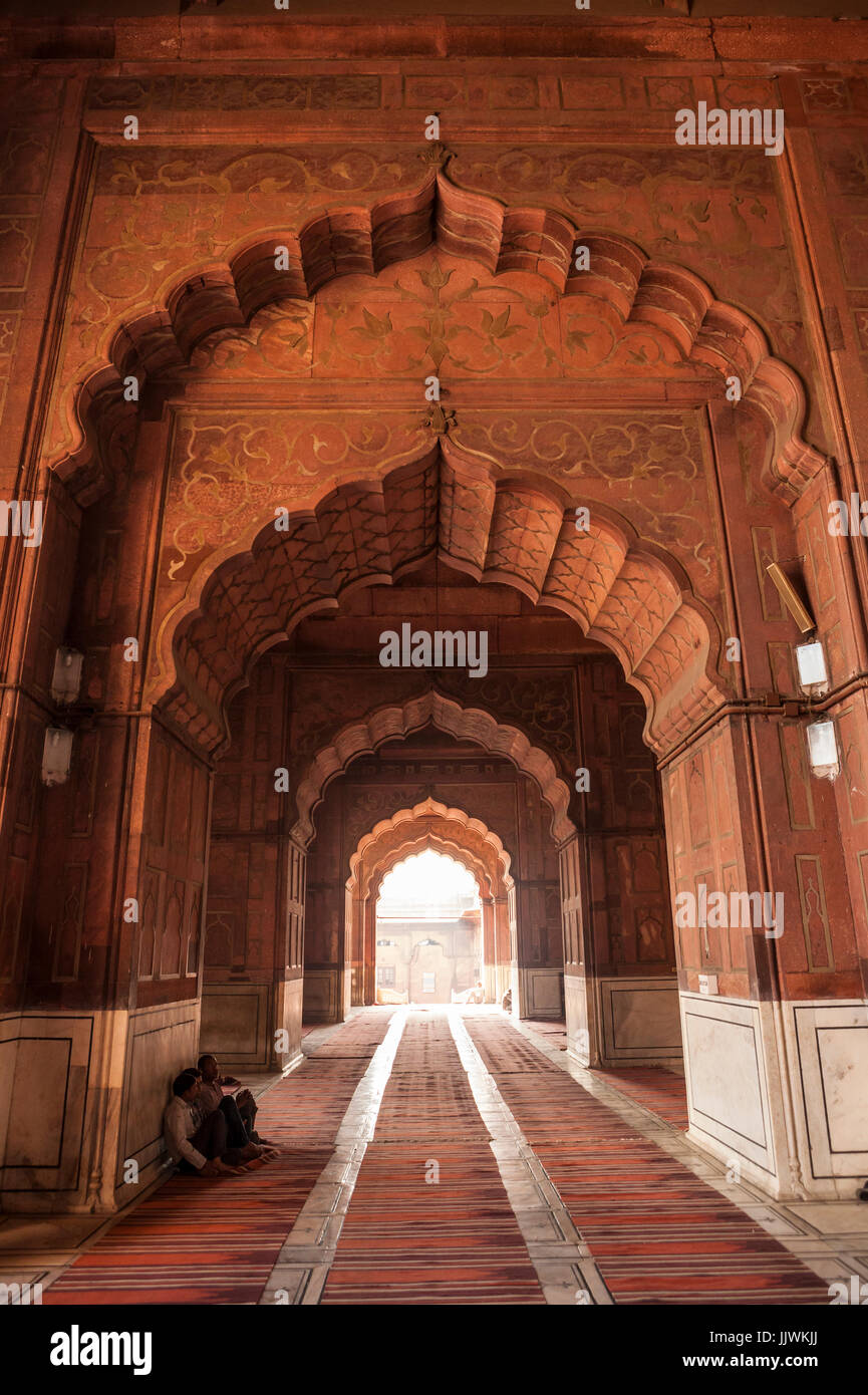 Arches de l'intérieur et de la prière à l'intérieur de la mosquée Jama Masjid de Delhi, Inde. Banque D'Images