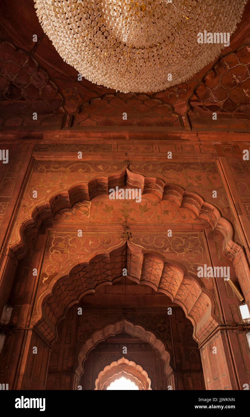 Arches d'intérieur et d'un lustre de plafond au-dessus de la zone de prière l'intérieur de la mosquée Jama Masjid de Delhi, Inde. Banque D'Images