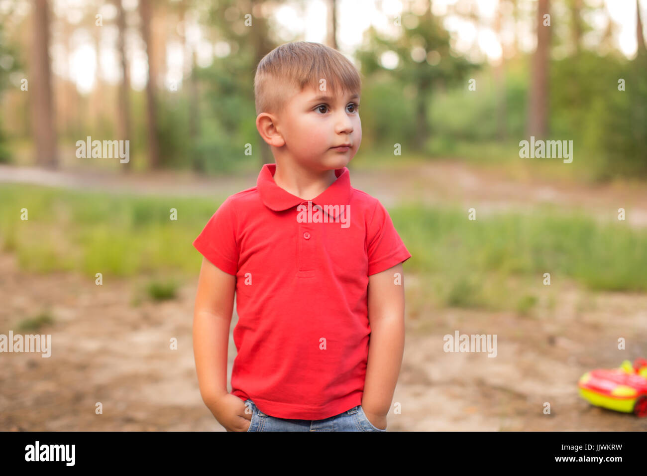 Un mignon petit garçon dans un parc d'été Banque D'Images