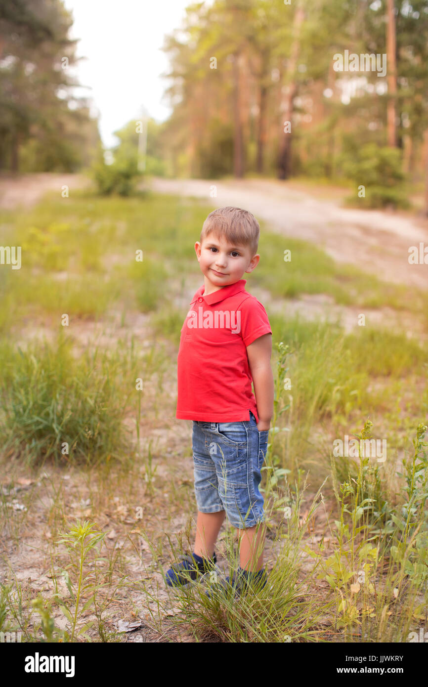 Un mignon petit garçon dans un parc d'été Banque D'Images