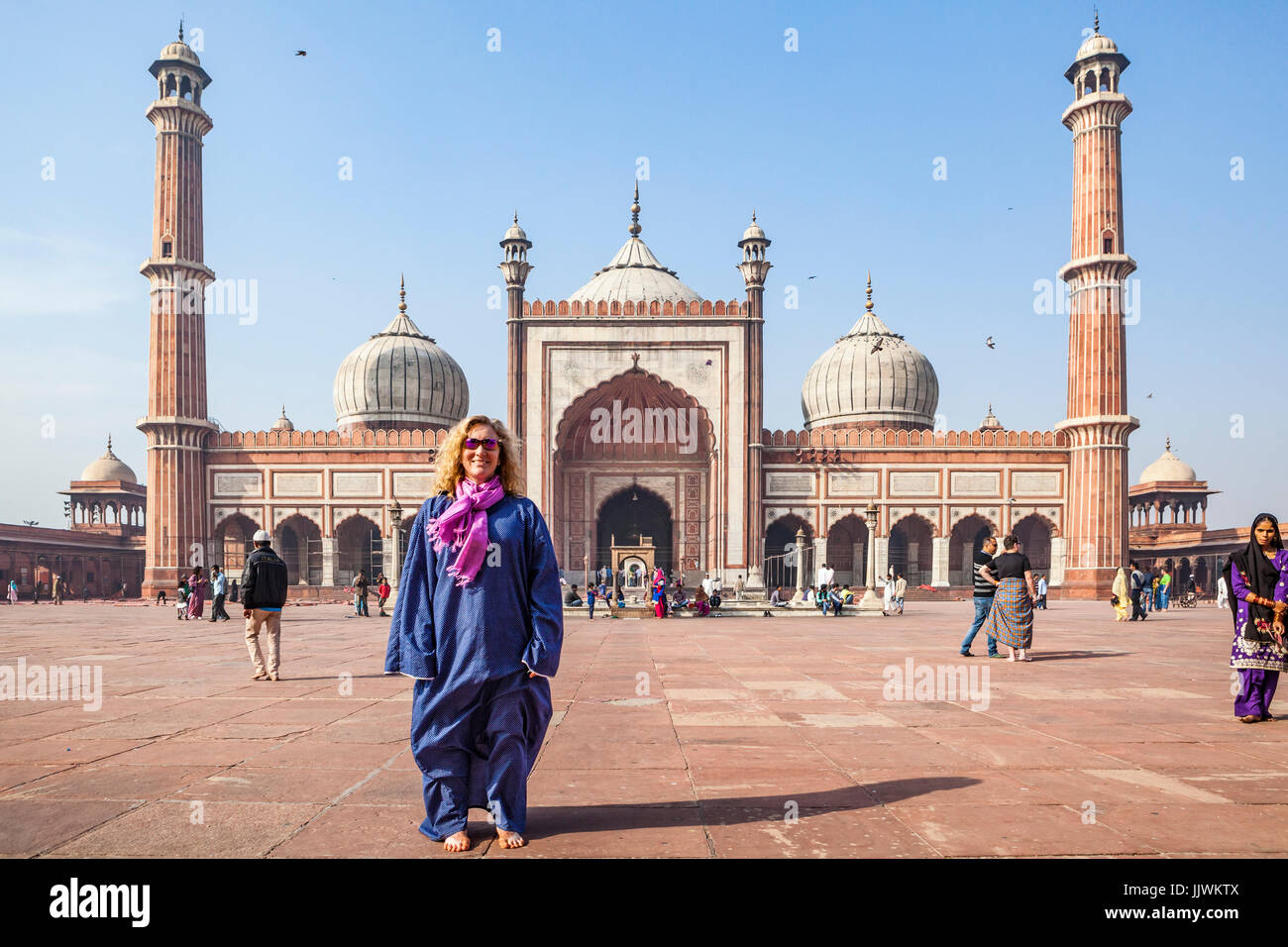 Une femme qui pose pour photo touristique dans la mosquée Jama Masjid, à Delhi, en Inde. Les femmes doivent porter des vêtements appropriés pour une mosquée ou porter la robe fournir Banque D'Images