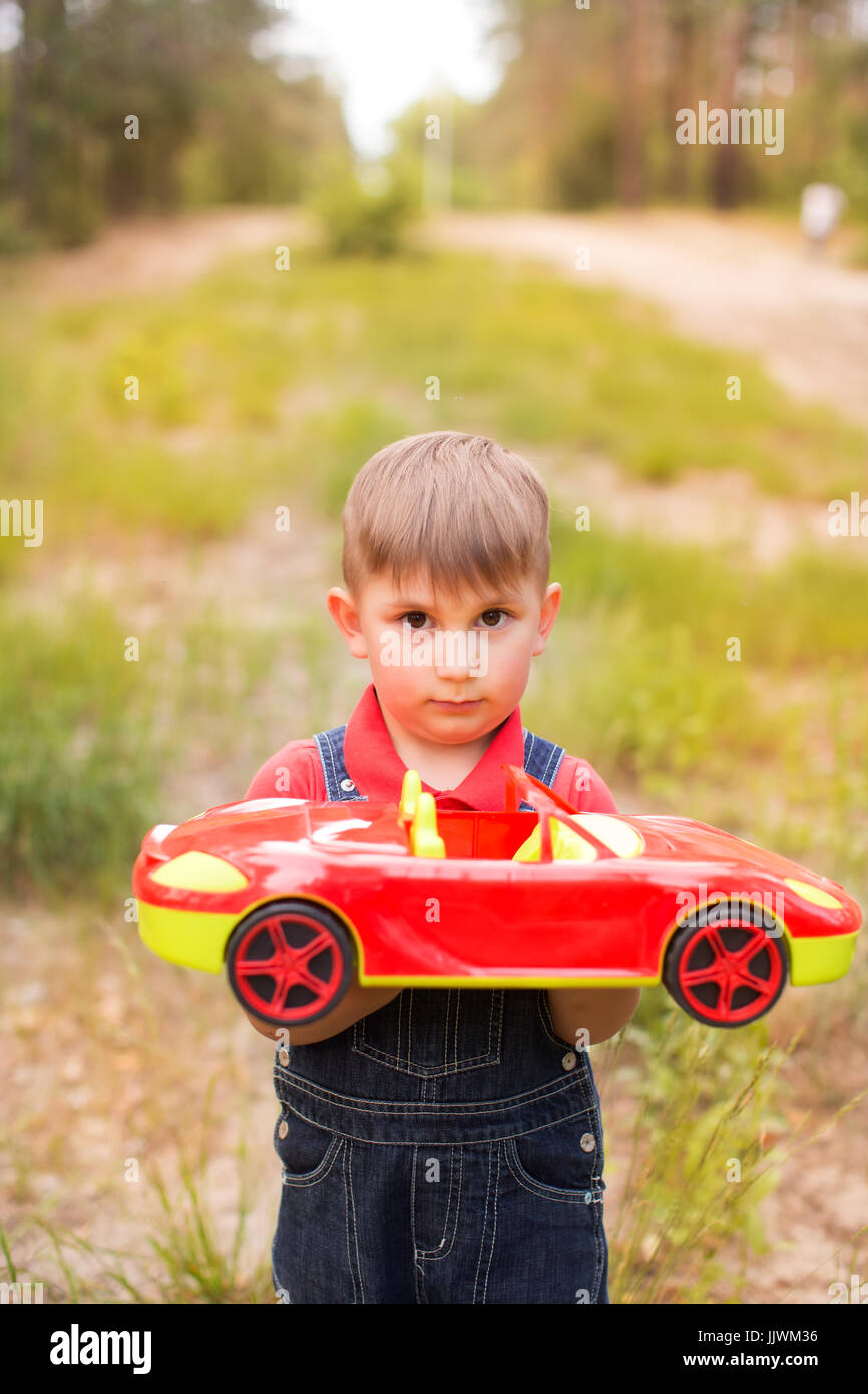 Un mignon petit garçon dans un parc d'été Banque D'Images