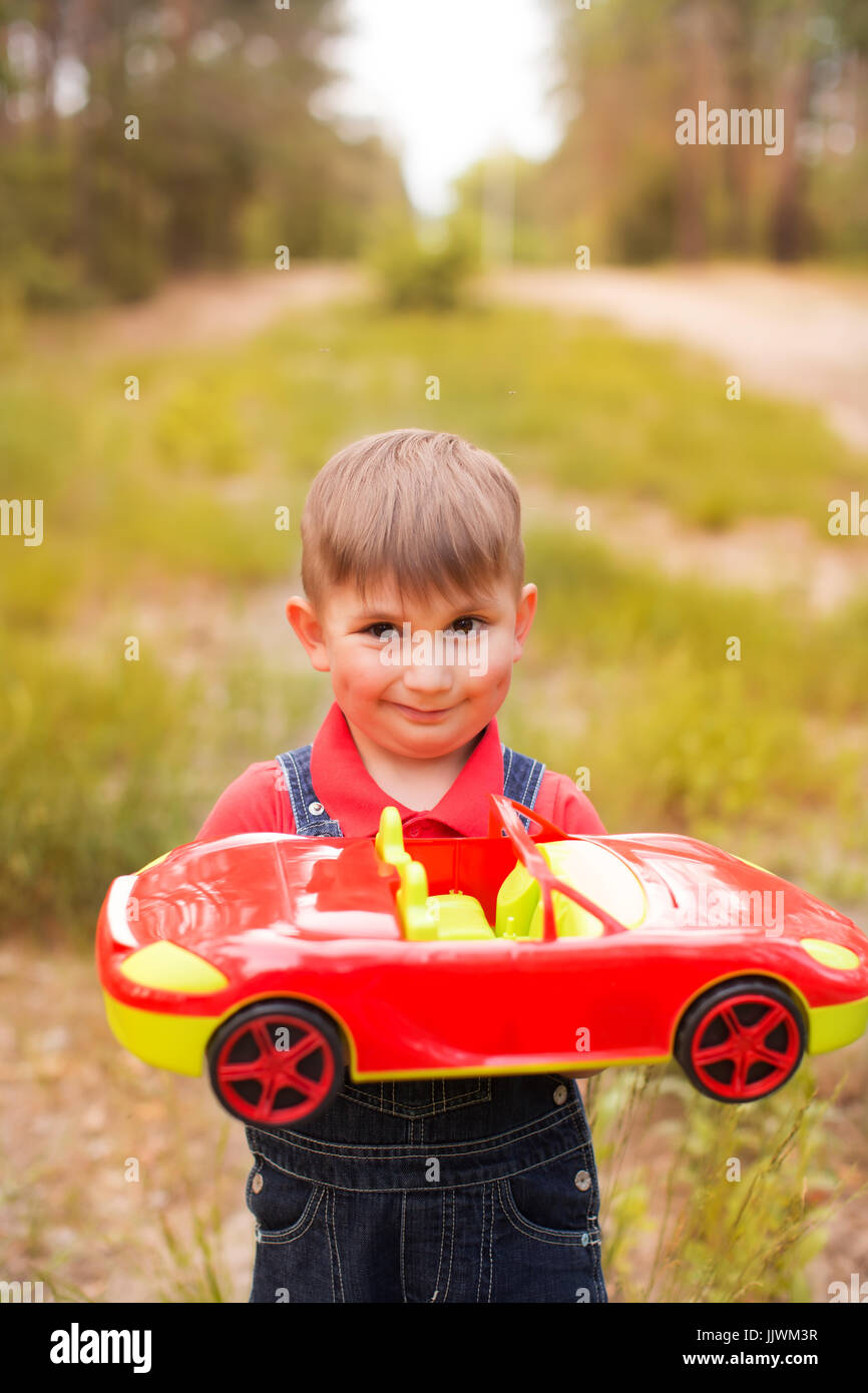 Un mignon petit garçon dans un parc d'été Banque D'Images