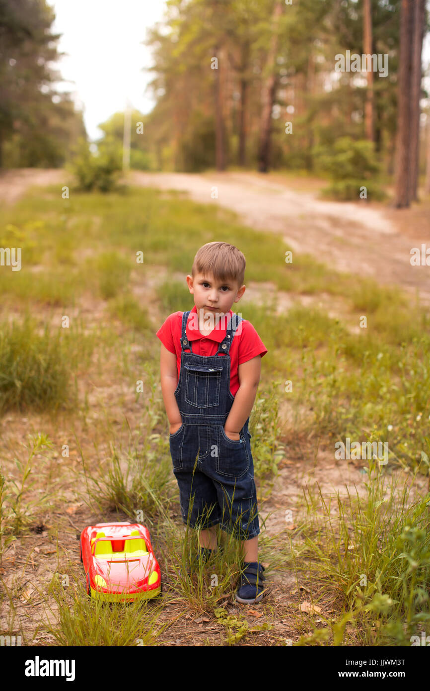 Un mignon petit garçon dans un parc d'été Banque D'Images