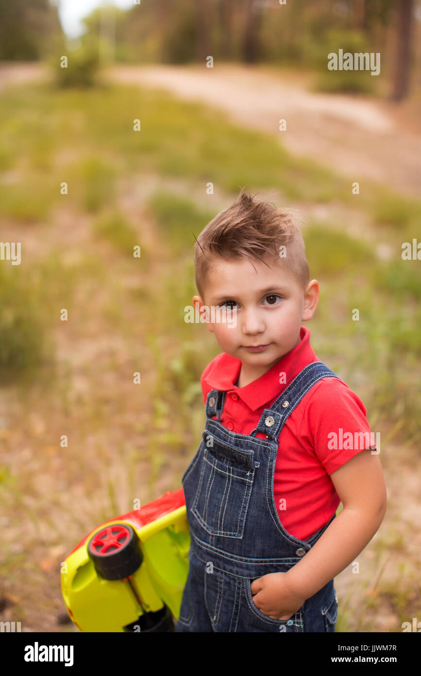 Un mignon petit garçon dans un parc d'été Banque D'Images