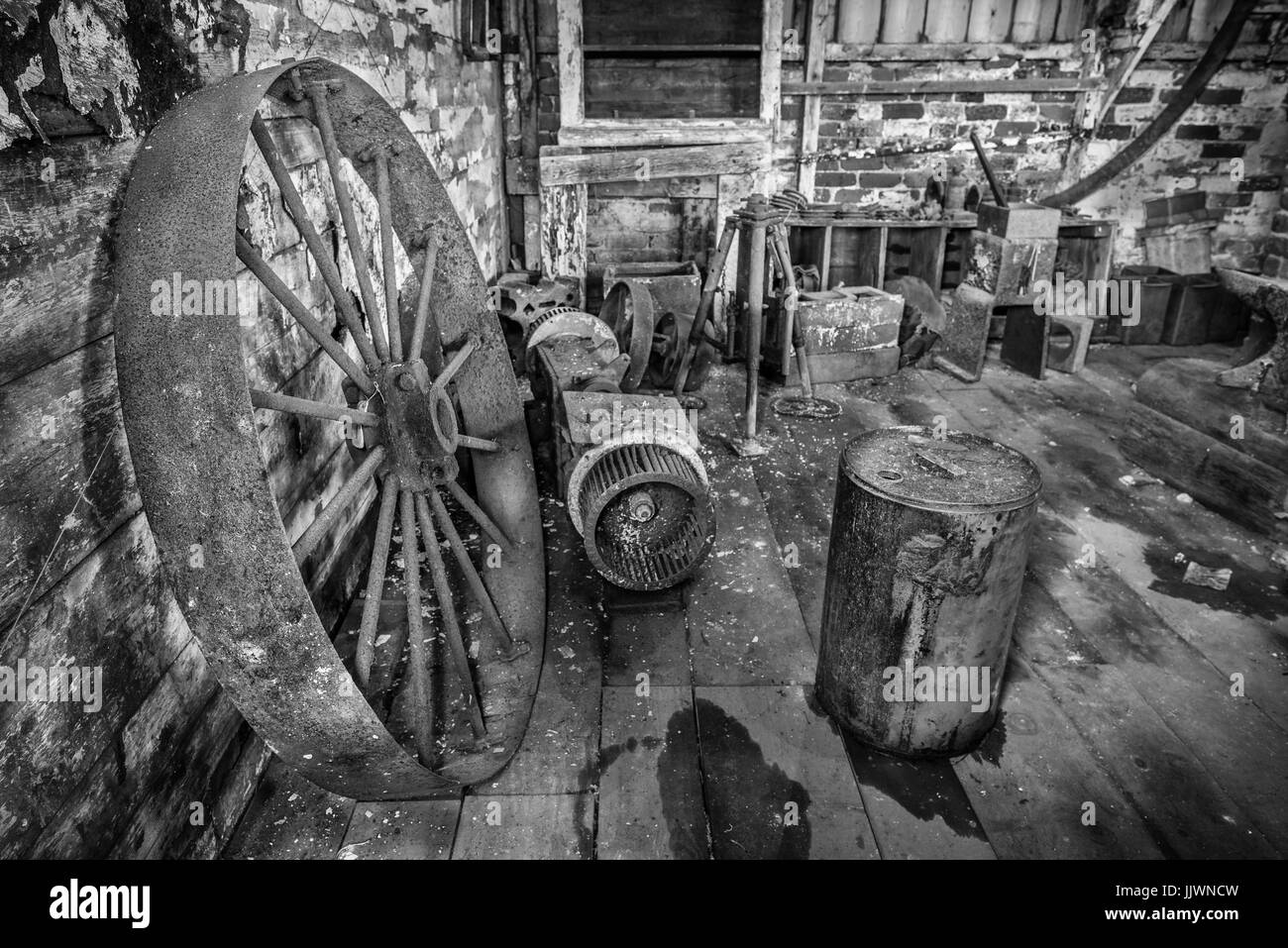 Intérieur d'un atelier du forgeron avec divers outils et fer à repasser volant. Banque D'Images