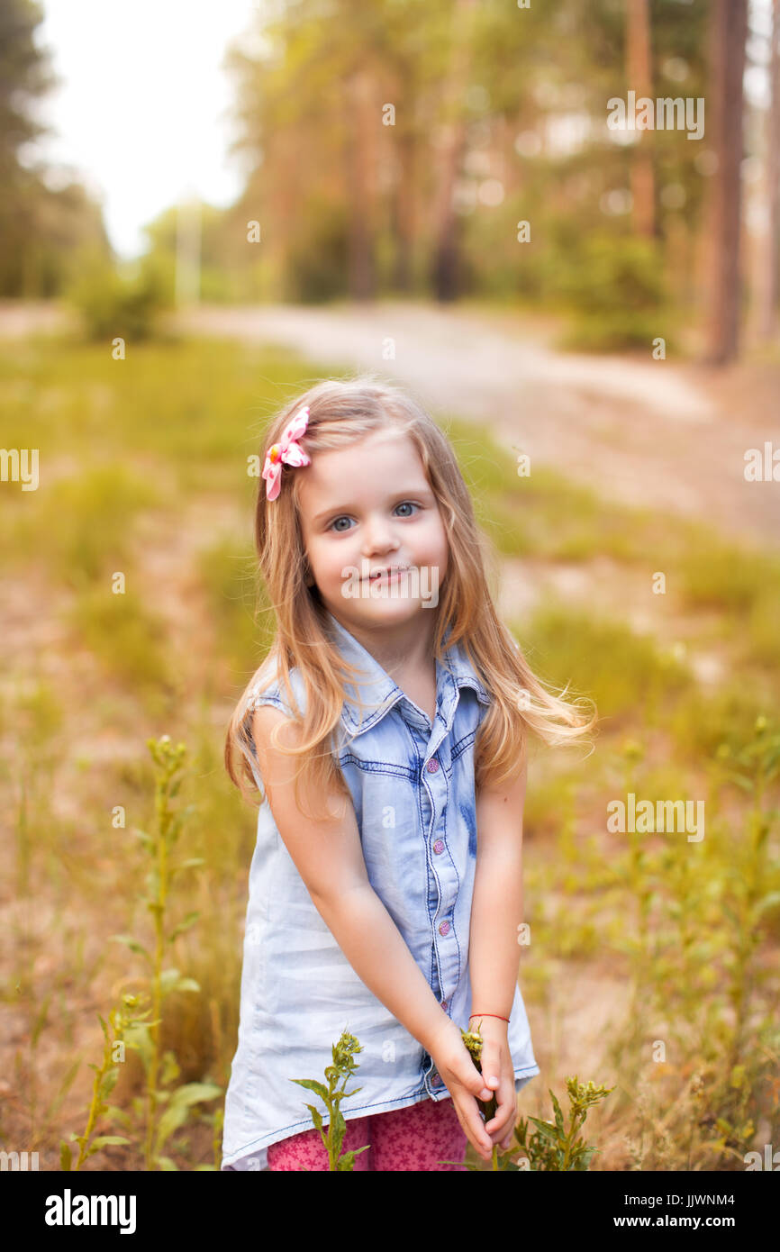 Happy girl dans un parc d'été Banque D'Images