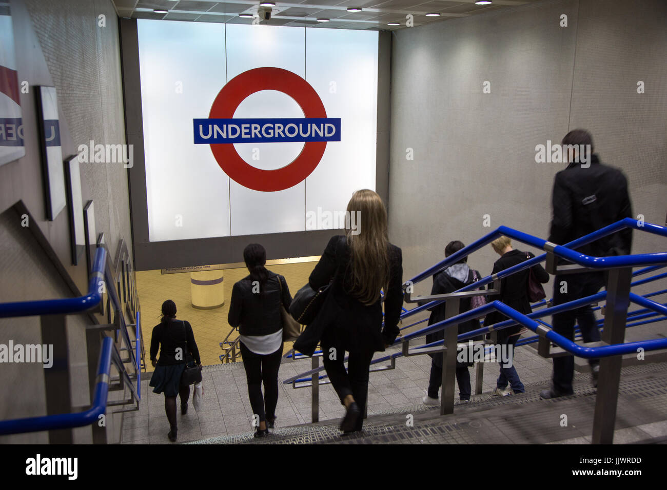 Métro de Londres grand logo panneau au King's Cross St Pancras, entrée privée Banque D'Images