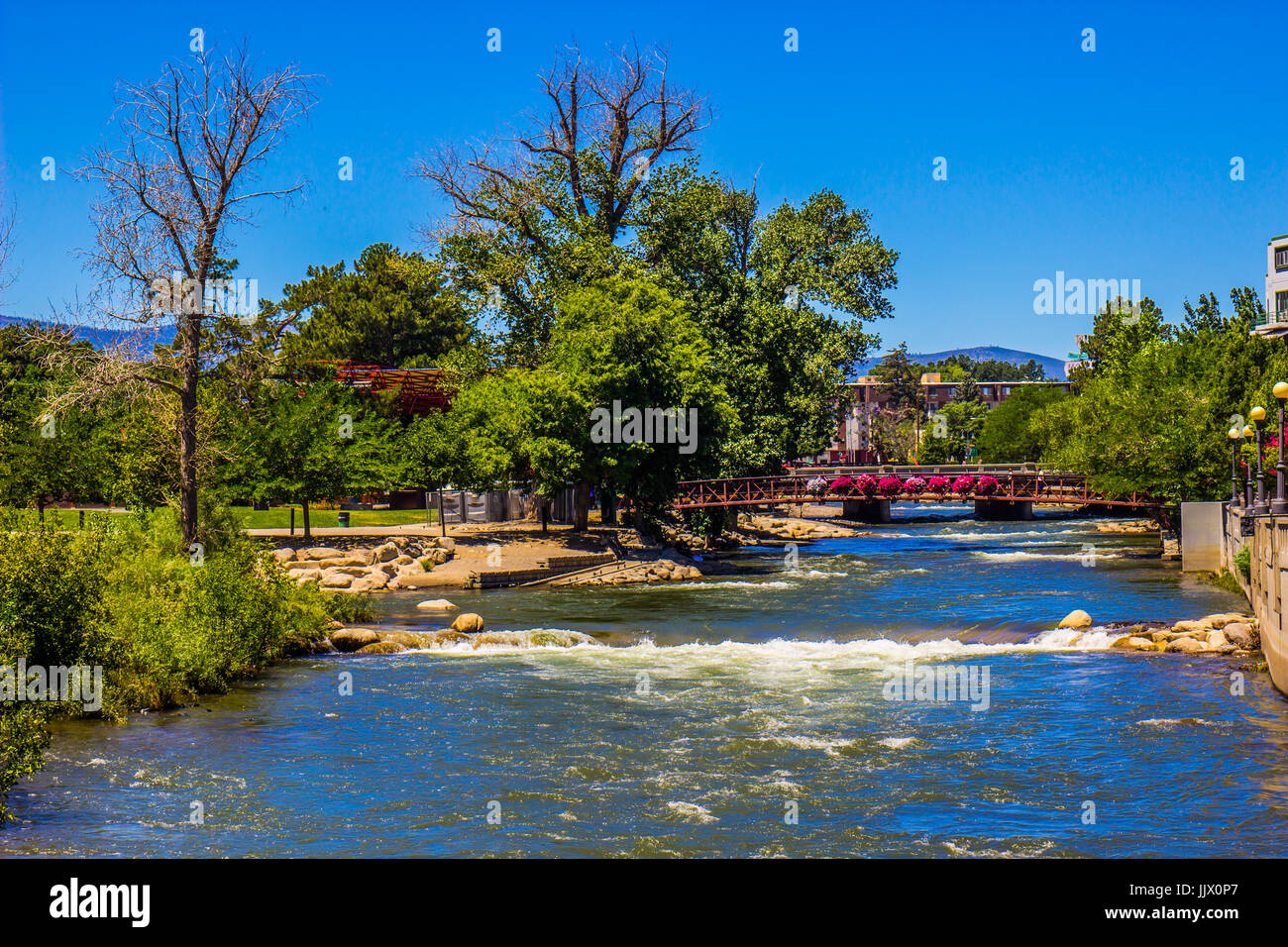 Pont pour piétons traversant la rivière Truckee à Reno, Nevada Banque D'Images