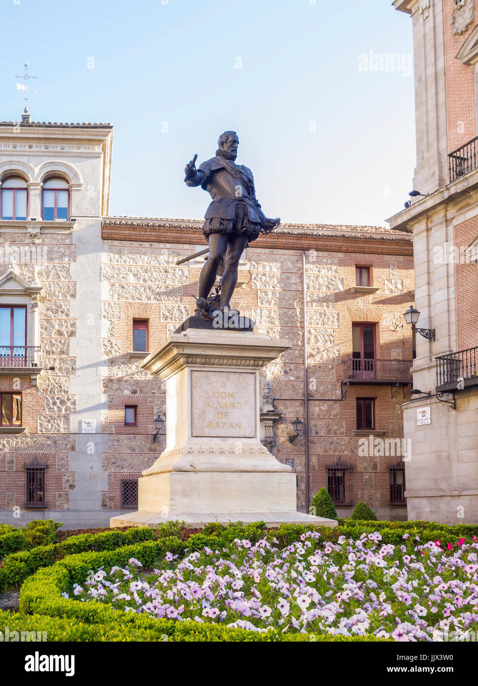 La statue de Don Álvaro de Bazán en la Plaza de la Villa. Madrid. España Banque D'Images