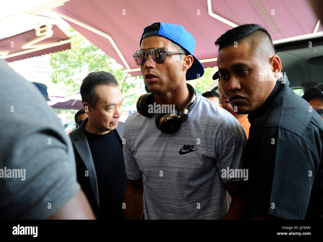 Singapour. 21 juillet, 2017. Joueur de football portugais Cristiano Ronaldo (C) arrive au Centre médical de Thomson au cours de son escale d'une journée à Singapour le 21 juillet 2017. Credit : Puis Chih Wey/Xinhua/Alamy Live News Banque D'Images