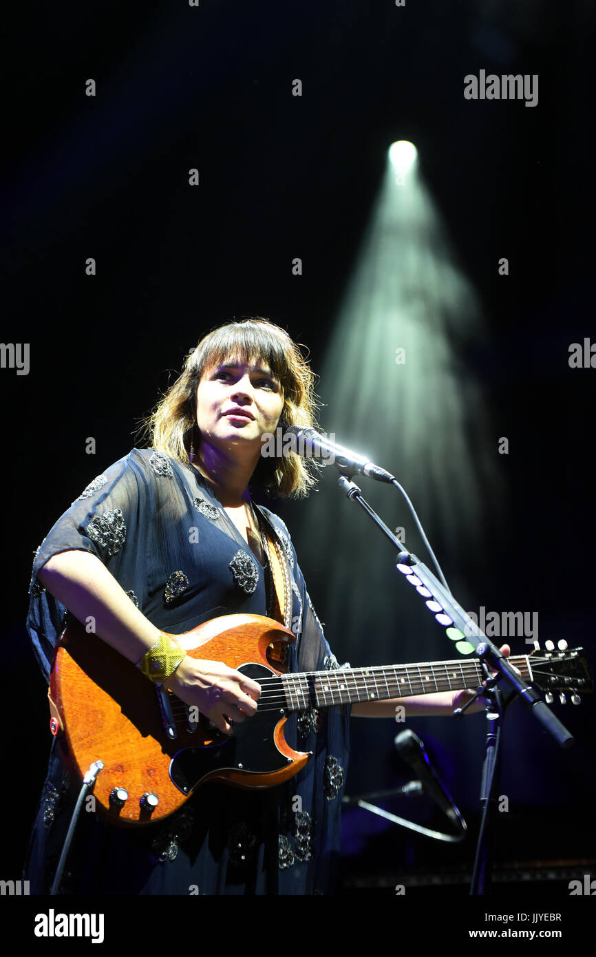 Ostrava, République tchèque. 20 juillet, 2017. La chanteuse américaine Norah Jones effectue au cours de la deuxième journée de la Colours of Ostrava music festival, à Ostrava, en République tchèque, le 20 juillet 2017. Photo : CTK Jaroslav Ozana/Photo/Alamy Live News Banque D'Images