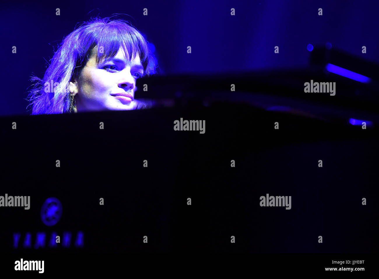 Ostrava, République tchèque. 20 juillet, 2017. La chanteuse américaine Norah Jones effectue au cours de la deuxième journée de la Colours of Ostrava music festival, à Ostrava, en République tchèque, le 20 juillet 2017. Photo : CTK Jaroslav Ozana/Photo/Alamy Live News Banque D'Images
