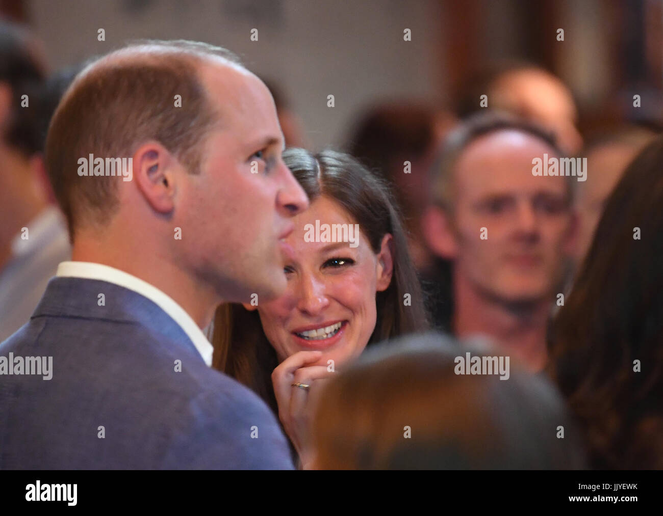 Berlin, Allemagne. 20 juillet, 2017. Great Britain's Prince William parlant avec l'actrice Alexandra Maria Lara (C) au cours d'une réception avec les jeunes entrepreneurs et les créatifs à Clarchens Ballhaus à Berlin, Allemagne, 20 juillet 2017. Le prince William et la duchesse Kate continuent leur visite de Berlin. Photo : Britta Pedersen/dpa-Zentralbild/Piscine/dpa/Alamy Live News Banque D'Images