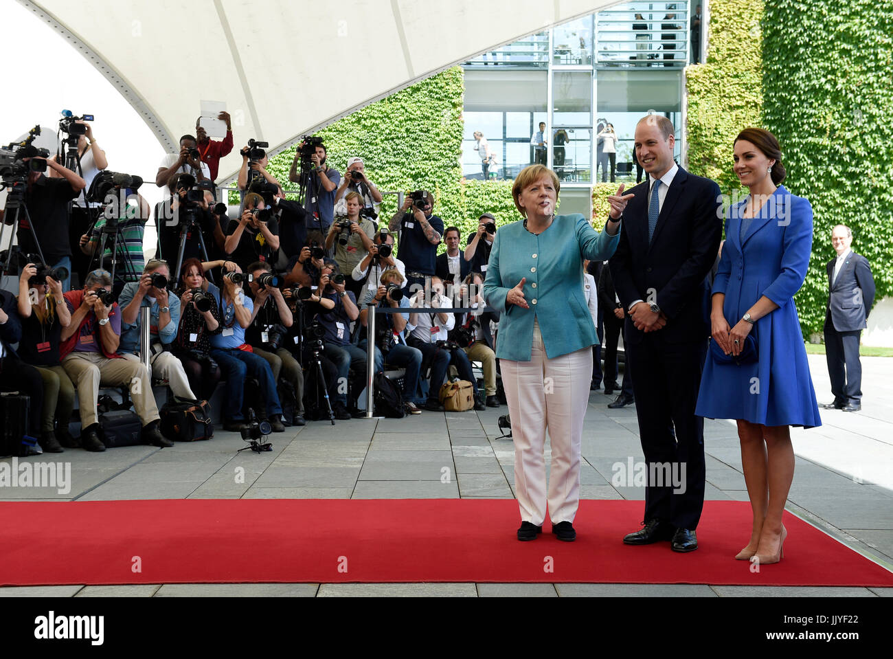 Berlin, Allemagne. 19 juillet, 2017. La chancelière allemande Angela Merkel (L) de la Grande-Bretagne reçoit le Prince William et son épouse, la Duchesse Kate, en face de la chancellerie fédérale à Berlin, Allemagne, 19 juillet 2017. Photo : Rainer Jensen/dpa/Alamy Live News Banque D'Images