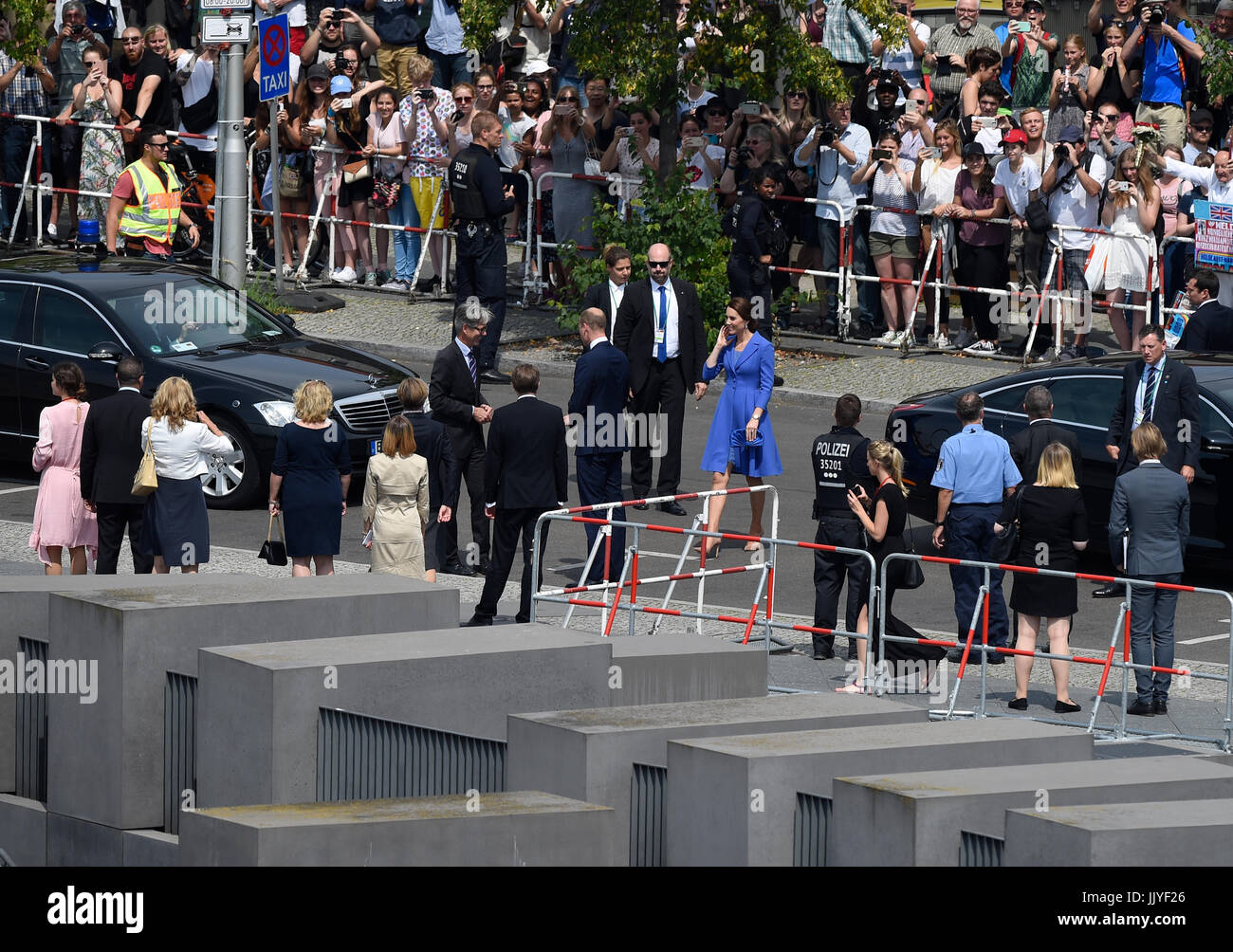 Berlin, Allemagne. 19 juillet, 2017. Great Britain's Prince William (centre avec son dos à l'observateur) et son épouse, la Duchesse Kate, en visitant le Mémorial de l'Holocauste à Berlin, Allemagne, 19 juillet 2017. Photo : Rainer Jensen/dpa/Alamy Live News Banque D'Images